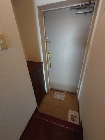 玄関　※内装写真は同タイプ別部屋の参考写真です