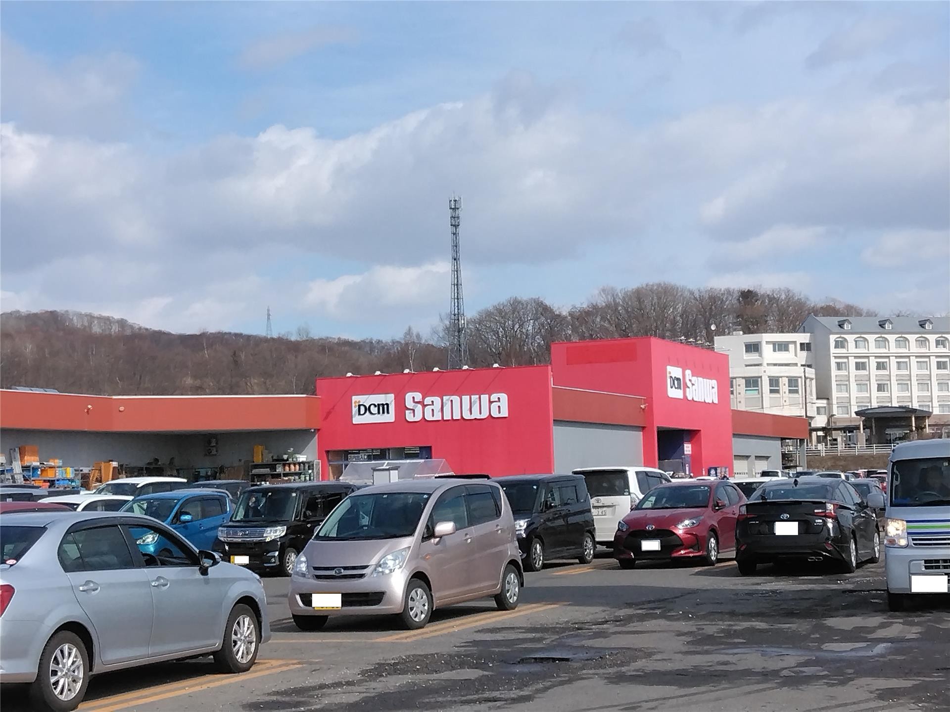 スーパー　DCMサンワ 登別店（スーパー）まで503m