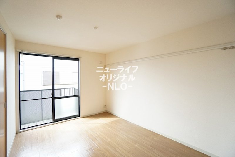 その他　洋室5.9帖　壁にはレールフック付き化粧幕板を設置☆