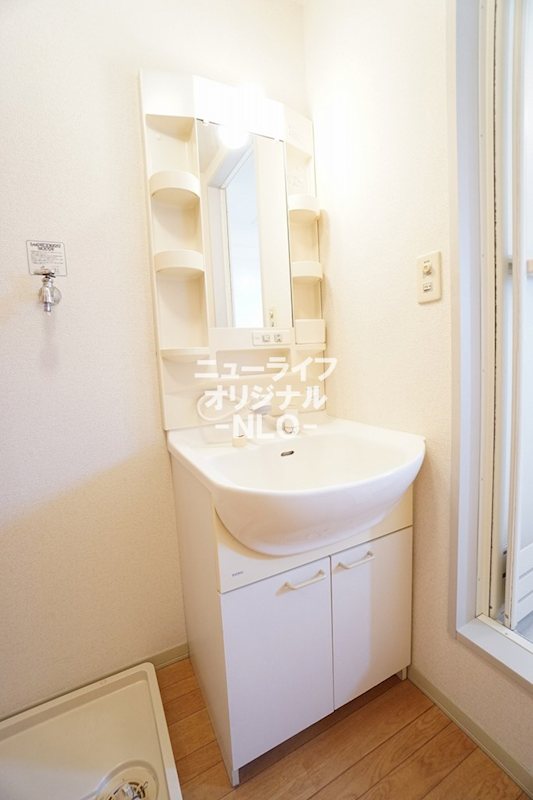 洗面設備　忙しい朝の身支度に役立つシャワー付き洗面台☆
