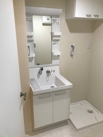 洗面設備　独立洗面化粧台が付いています
