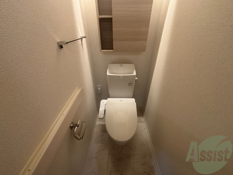 トイレ　トイレは温水洗浄便座です。シンプルな雰囲気になっています。