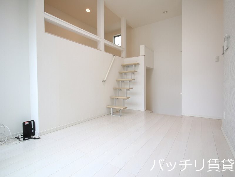 居室・リビング　別号室タイプの為、現状を優先致します。