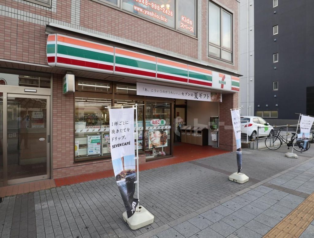 コンビニ　セブンイレブン八潮駅北口店（コンビニ）まで390m