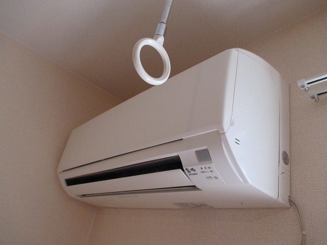 その他設備　エアコンの隣には部屋干し用の吊り下げポール器具があります