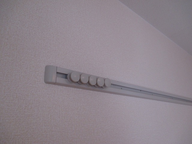 その他部屋・スペース　壁には可動式のハンガーを掛けもついてますよ