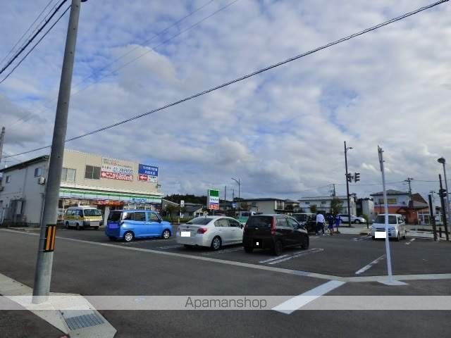 コンビニ　ファミリーマート秋田中央インター通店（コンビニ）まで261m