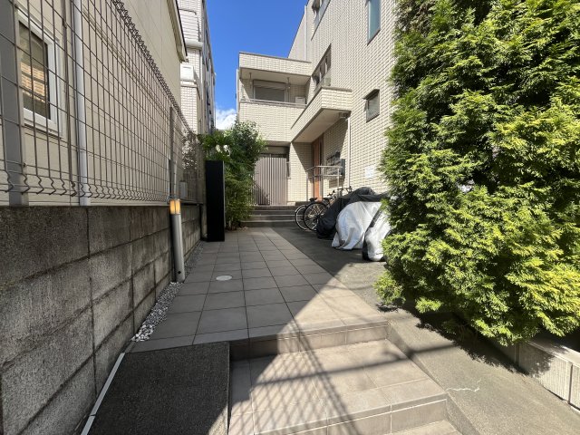 エントランス　ラティフォリア市ヶ谷