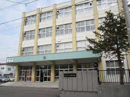 中学校　札幌市立白石中学校（中学校）まで560m