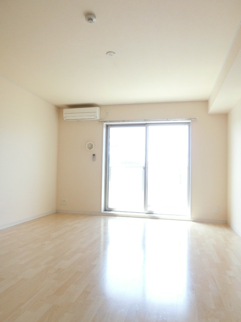 居室・リビング　日差しが差込む明るいお部屋です。