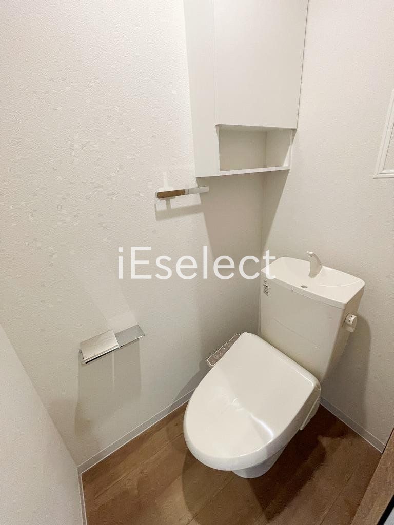 トイレ　温水洗浄便座付きのトイレです?