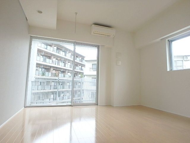 その他部屋・スペース　☆日の差し込む洋室です☆