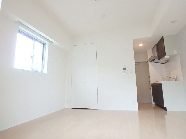 居室・リビング　☆１０帖の広々洋室です☆