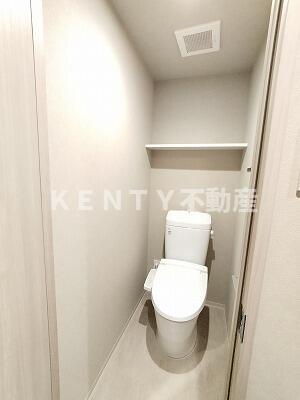 トイレ　落ち着いた色調のトイレです