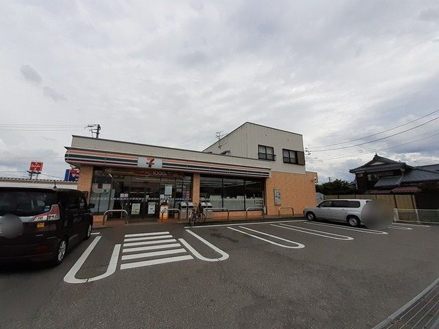 コンビニ　セブンイレブン白根戸頭店（コンビニ）まで680m