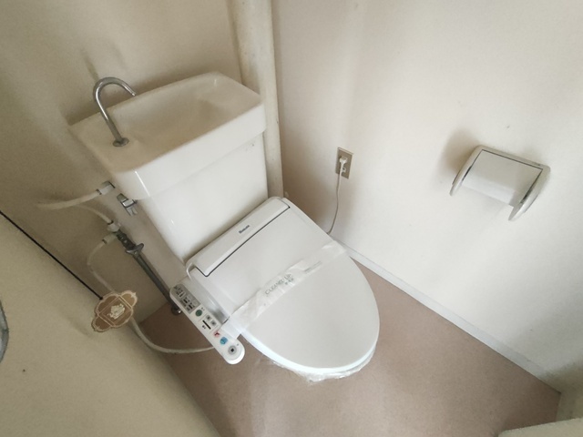 トイレ　写真は違う号室です。