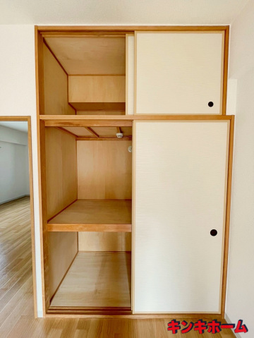 収納　写真は別のお部屋です。