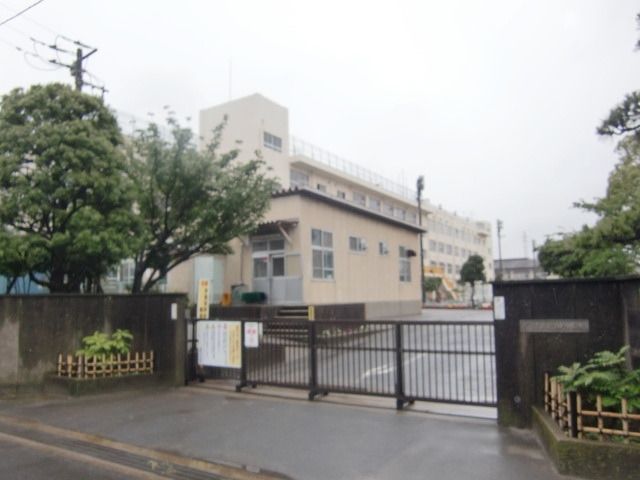小学校　塩焼小学校（小学校）まで553m