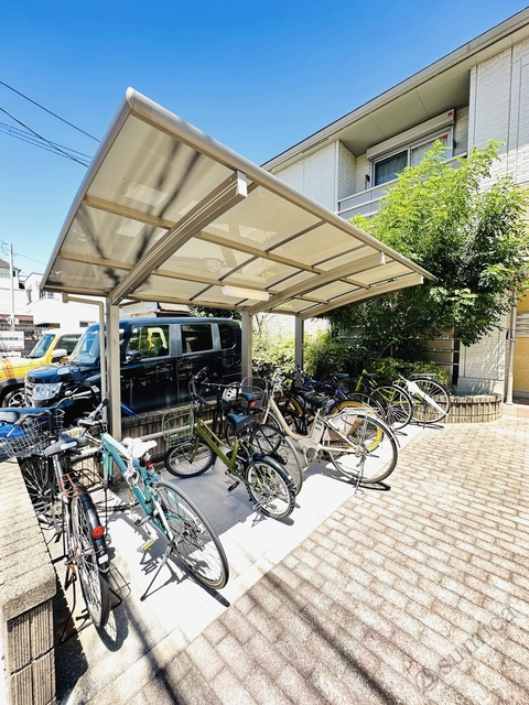 その他共有部分　屋根付き駐輪場。大事な自転車も雨でも安心♪