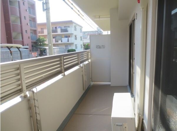バルコニー　天気の良い日の洗濯物はこちらで