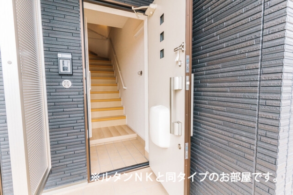 玄関　同シリーズ内観