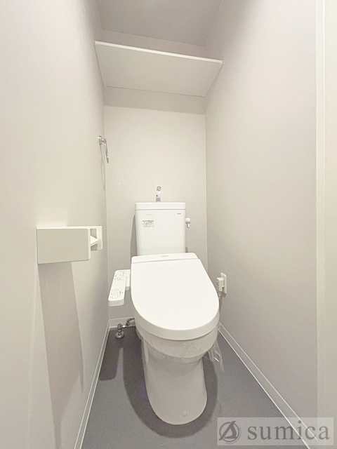 トイレ　人気アイテムの温水洗浄便座。清潔感のあるトイレです。