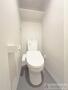 トイレ　人気アイテムの温水洗浄便座。清潔感のあるトイレです。