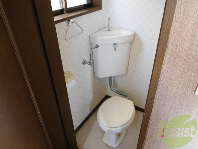 トイレ　おトイレに窓もあり珍しいです。