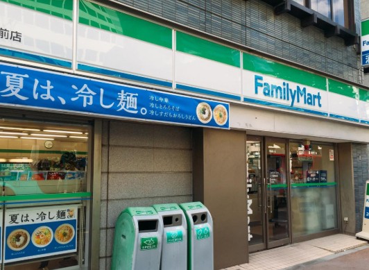 コンビニ　ファミリーマート八丁堀駅前店（コンビニ）まで7m