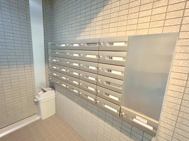 ロビー　ロビーにある各部屋毎のメールボックス。