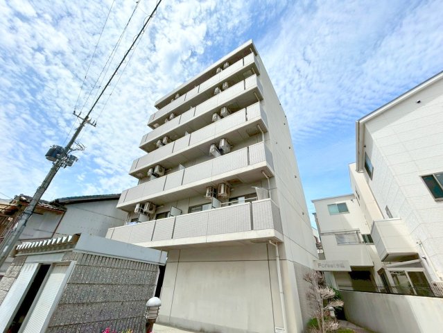 建物外観　存在感のある外観は落ちついた色合いで、堂々としていますね。