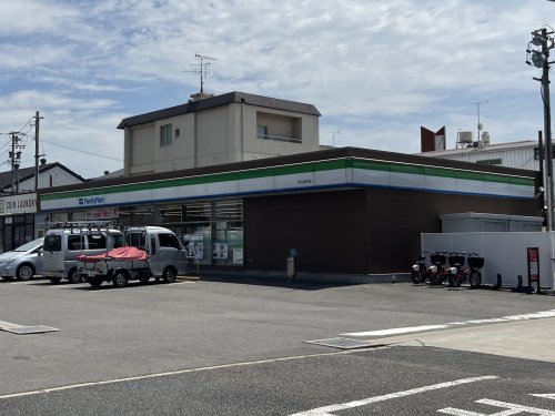 コンビニ　ファミリーマート　中川舟戸店（コンビニ）まで576m