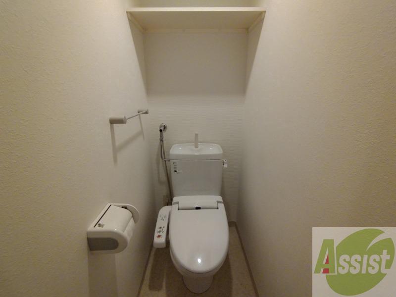 トイレ　ウォシュレット機能がついたトイレです。安心して使用できますね