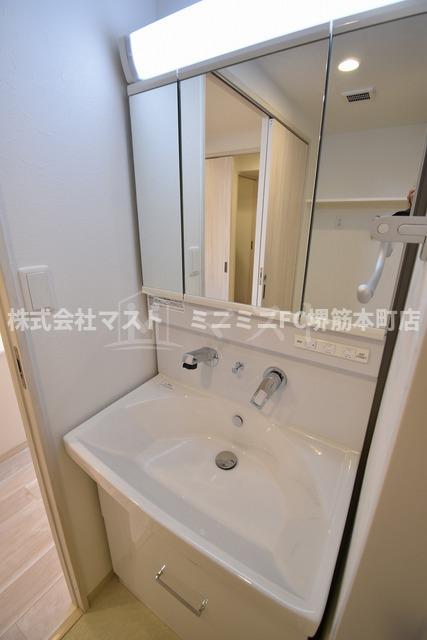 洗面設備　※奇数階は床・建具とブラウン系です。