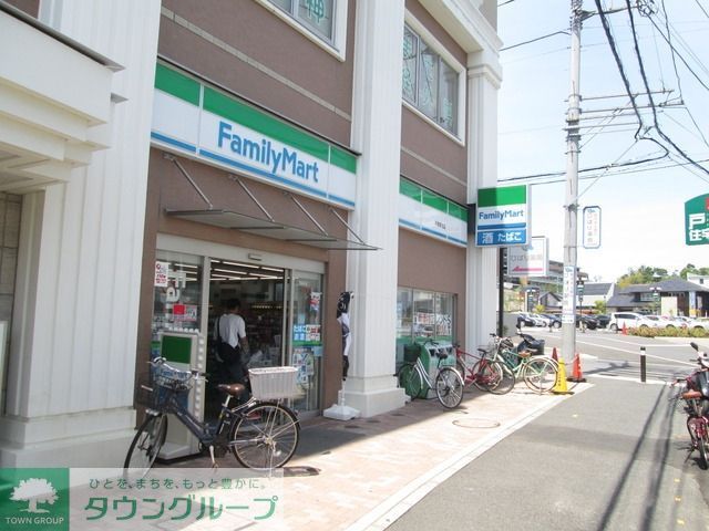 コンビニ　★★ ファミリーマート（コンビニ）まで216m