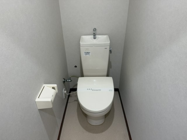 京王井の頭線 新代田駅 徒歩5分 4階建 築44年のトイレ写真