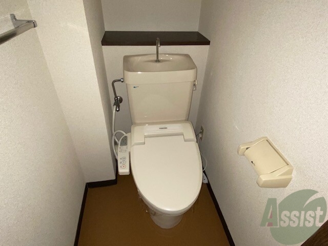 トイレ　ウォシュレット機能がついているので安心ですね。