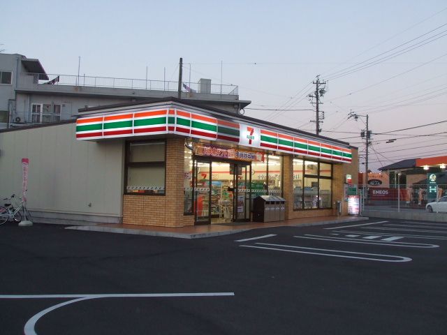 コンビニ　セブン・イレブン（コンビニ）まで880m