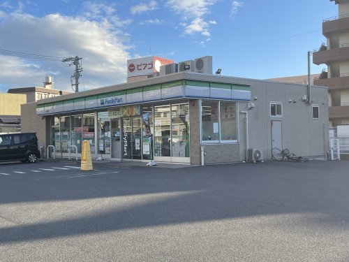 コンビニ　ファミリーマート（コンビニ）まで322m