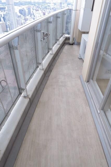 バルコニー　暖かな日差しのふりそそぐバルコニー