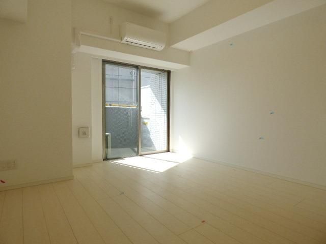 プレールドゥーク北千住の居間写真