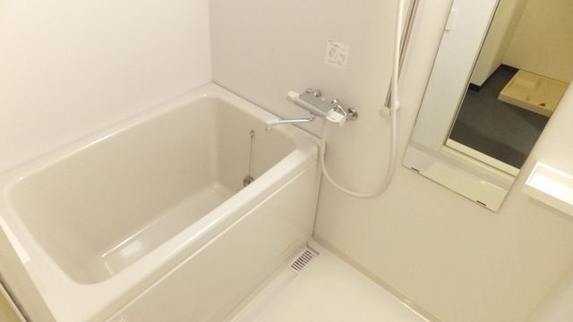 バス・シャワールーム　清潔感のあるバスルーム（追い焚き機能付き）