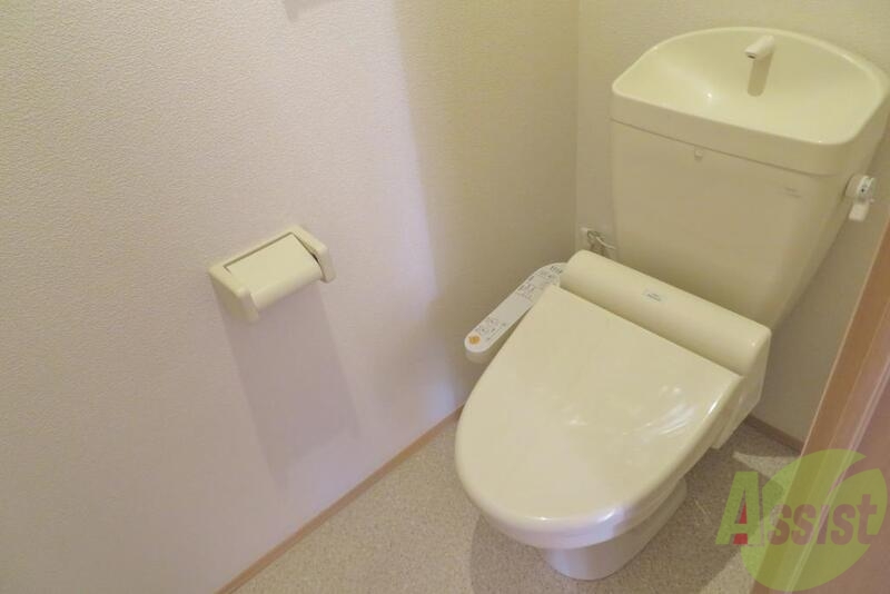 トイレ　トイレは温水洗浄付き。程よい広さでいい感じです。