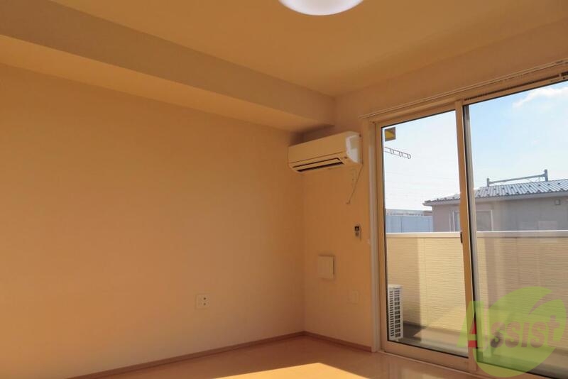 居室・リビング　お部屋はシンプルなデザイン。窓が大きい気持ちの良いお部屋。