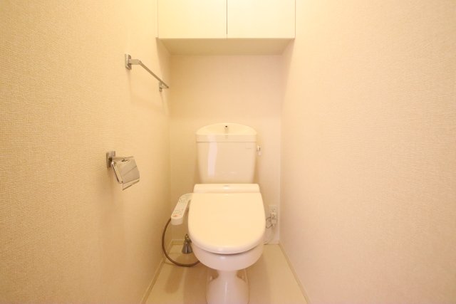 トイレ　※別部屋の参考写真となります