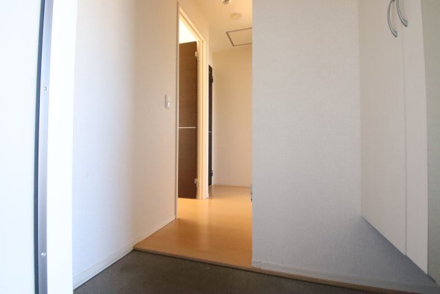 玄関　※別部屋の参考写真となります