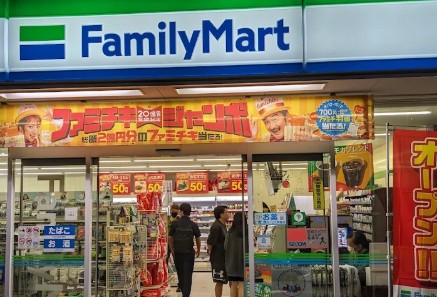 コンビニ　ファミリーマート 坂戸南町店（コンビニ）まで615m
