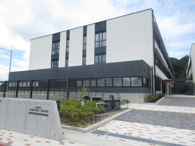 小学校　伊勢市立二見浦小学校（小学校）まで805m