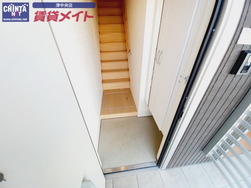 グレイスアベニュー一身田 Aの玄関写真