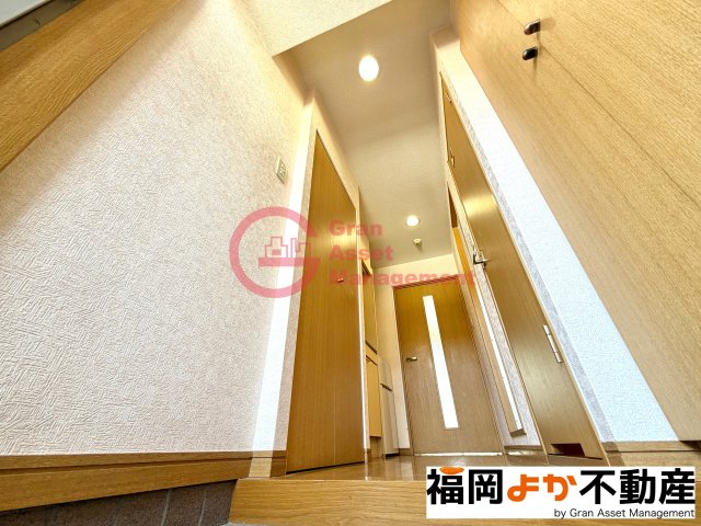 玄関　【福岡よか不動産】収納もある玄関です